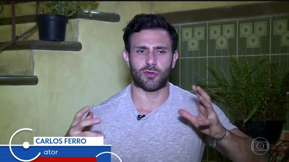 O ator Carlos Ferro, da Televisa, em entrevista para a Globo (Foto: Reprodução/Globo)