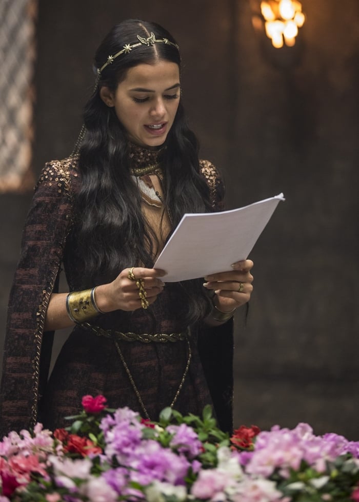 Bruna Marquezine estuda o texto nos bastidores de Deus Salve o Rei (Foto: Artur Meninea/Globo)