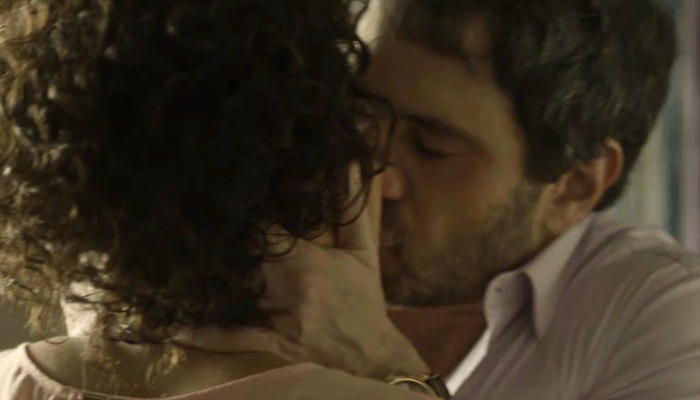Edgar (Caco Ciocler) beija Cacau (Fabíula Nascimento) em Segundo Sol (Foto: Reprodução/Globo)