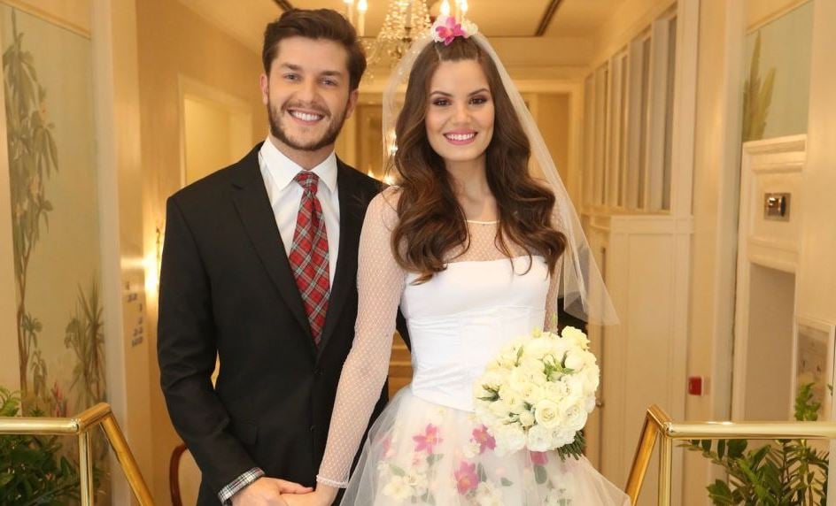 Camila Queiroz e Klebber Toledo em casamento junino (Foto: Reprodução)