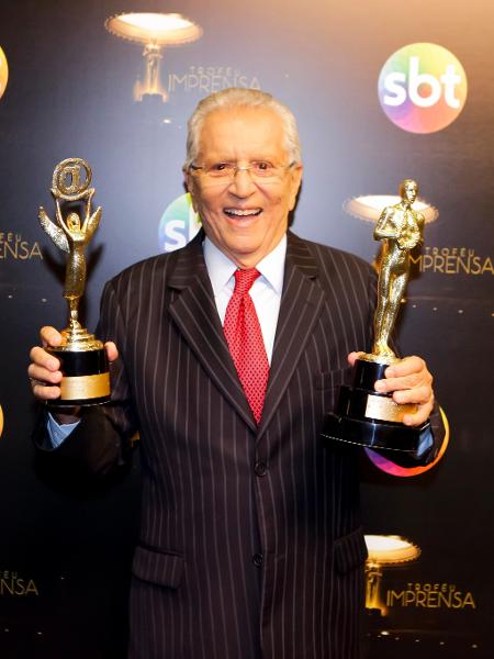 carlos-alberto-de-nobrega-recebe-uma-estatueta-do-trofeu-imprensa-e-outra-do-trofeu-internet-de-melhor-programa-humoristico-de-2016-1520046373404_v2_450x600