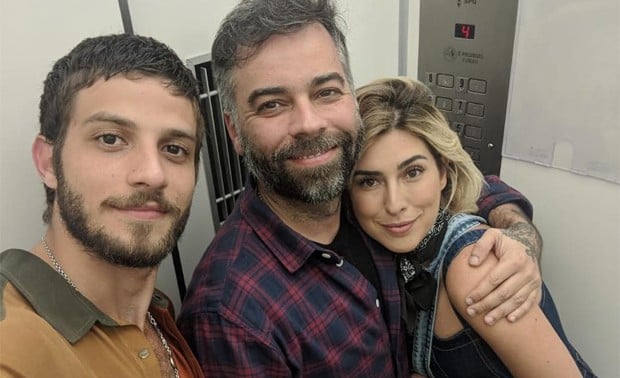 O ator ao lado dos amigos (Foto: Reprodução/Instagram)