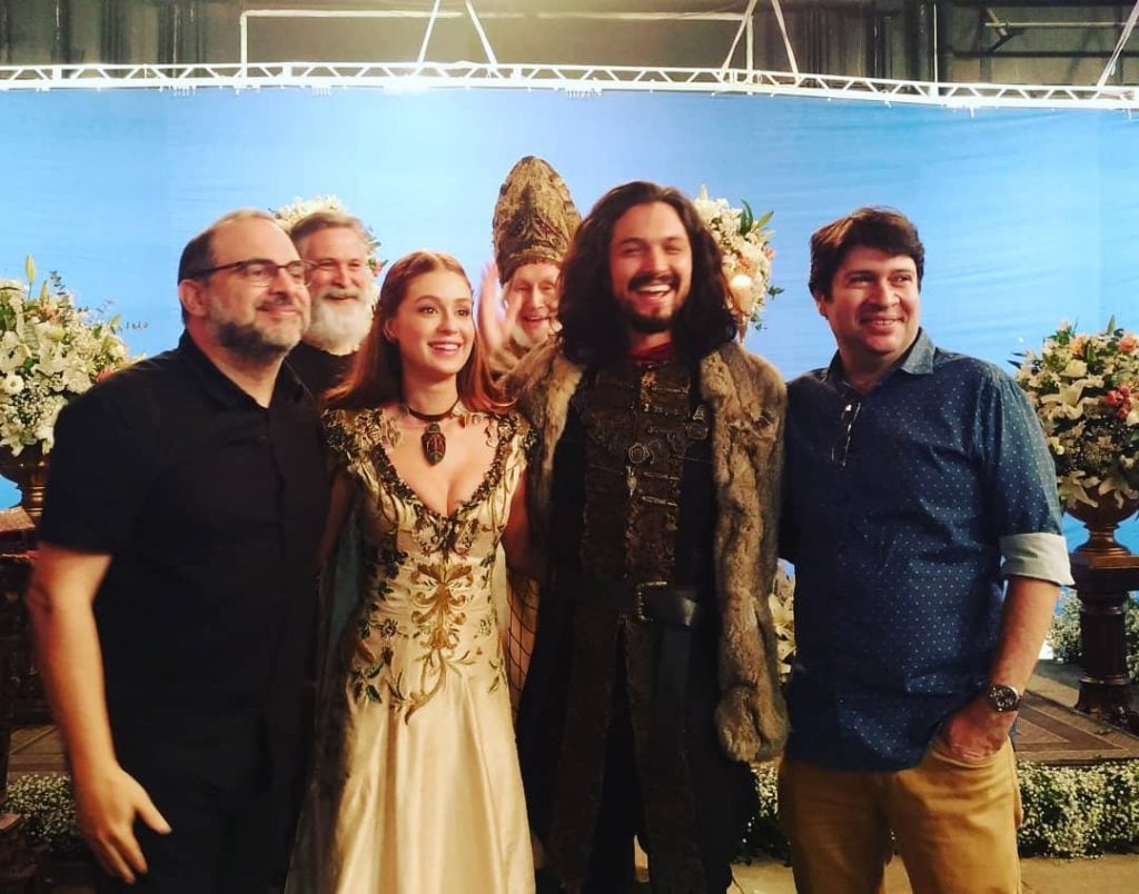 Fabrício Mamberti, Daniel Adjafre, Marina Ruy Barbosa e Romulo Estrela nos bastidores de Deus Salve o Rei (Foto: Reprodução)