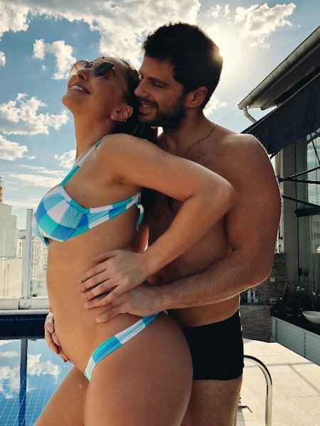 duda-nagle-faz-carinho-na-barriga-de-cinco-meses-de-sabrina-sato-1529876940186_v2_450x600