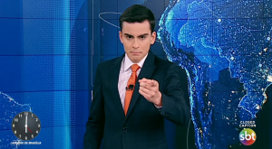 Dudu Camargo é um dos apresentadores do Primeiro Impacto, telejornal do SBT. (Foto: Reprodução)