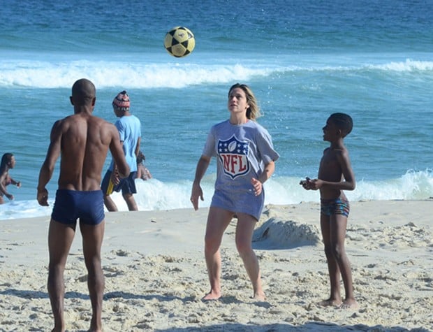 Apresentadora se divertiu jogando altinha (Foto: AgNews)