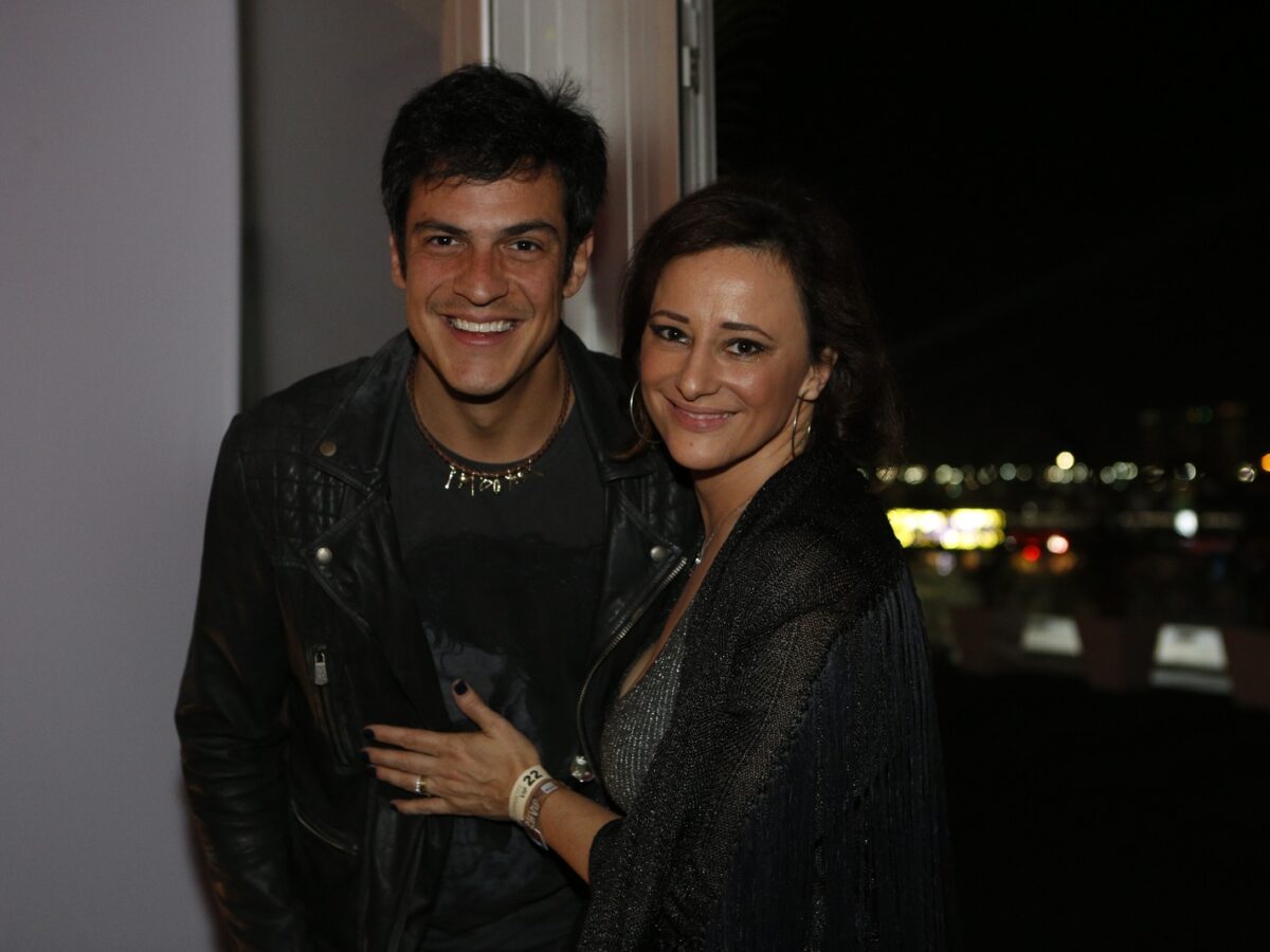 Mateus Solano e esposa abusam no ano novo e são flagrados completamente  pelados durante banho - TV Foco