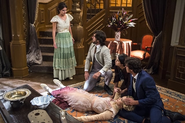 Cecília (Anaju Dorigon) e Josephine (Christine Fernandes) após acidente forjado em Orgulho e Paixão (Foto: Globo/Estevam Avellar)