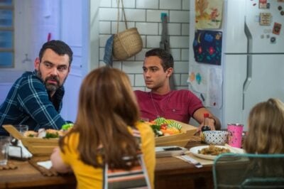 Rafael (Carmo Dalla) e Márcio (André Luiz Frambach) no jantar com a família reunida em Malhação
(Foto: Globo/Raquel Cunha)