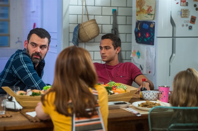 Rafael (Carmo Dalla Vecchia) e Márcio (André Luiz Frambach) no jantar com a família reunida em Malhação (Foto: Globo/Raquel Cunha)
