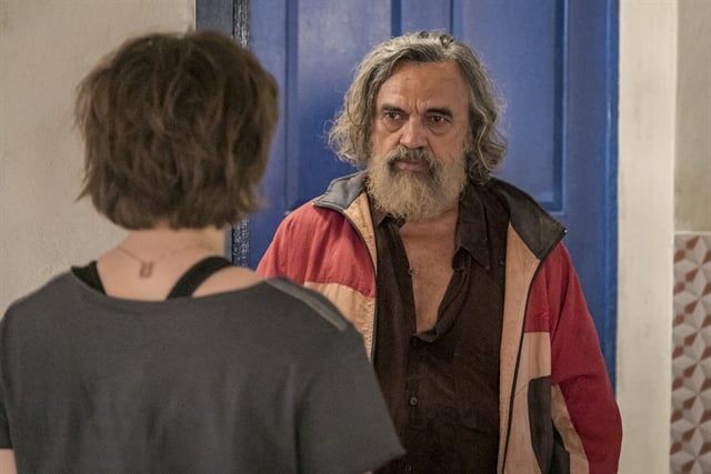 Tião das Cacimbas (Zé Dumont) surpreende Maria (Alice Wegmann) no hotel onde está hospedada (Foto: Globo/Paulo Belote)