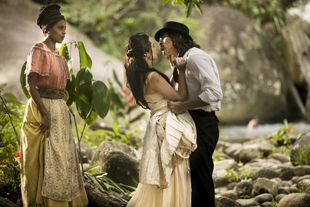 Bento (Bruno Montaleone) tenta beijar Marocas (Juliana Paiva) em O Tempo Não Para (Foto: Globo/João Miguel Júnior)