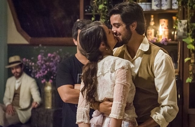 Ema (Agatha Moreira) e Ernesto (Rodrigo Simas) em Orgulho e Paixão (Foto: Globo/Paulo Belote)