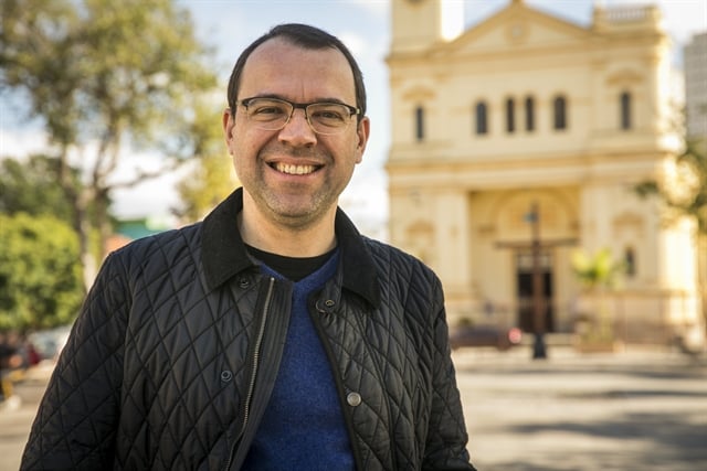 O autor Mario Teixeira em cenário da novela O Tempo Não Para (Foto: Globo/João Miguel Júnior)