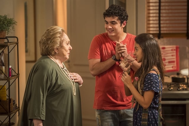 Amanda (Pally Siqueira) na casa de Janete (Aracy Balabanian) em Malhação (Foto: Globo/João Cotta)