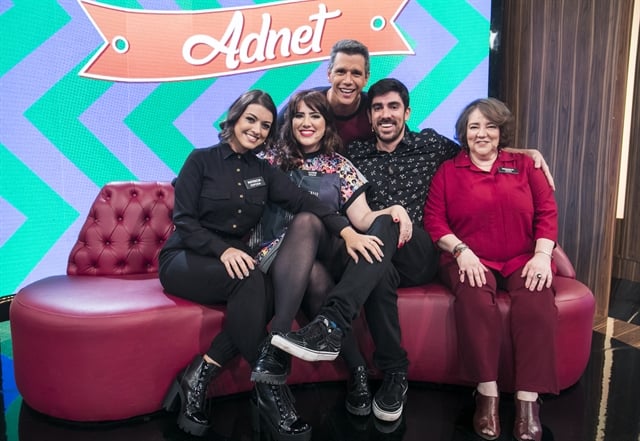 Márcio Garcia com Marcelo Adnet e sua família (Foto: Globo/João Miguel Júnior)