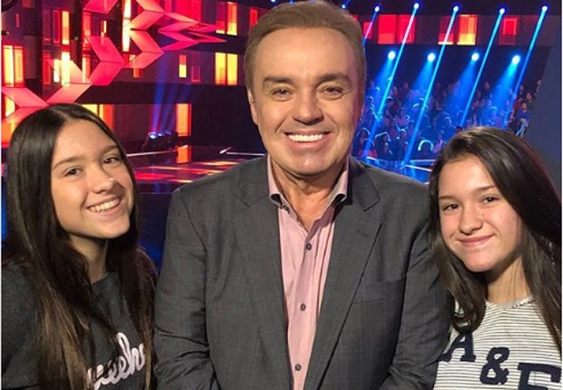 Gugu entre as gêmeas Marina e Sofia (Foto: Reprodução/Instagram)