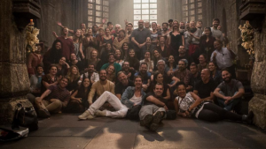 Ator com a equipe de Deus Salve o Rei (Foto: Reprodução/Instagram) globo