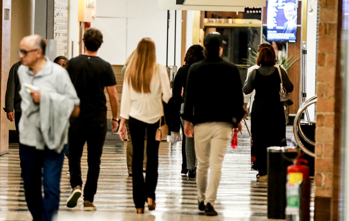 Juliano Laham com mulher misteriosa (Foto: AgNews)