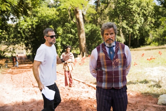 O diretor artístico Leonardo Nogueira ensaia com Edson Celulari (Dom Sabino) (Foto: Globo/João Miguel Júnior)
