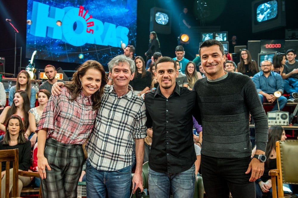 Letícia participa do 'Altas Horas' ao lado de Fagner, Sandro Mera Ricci e Serginho (Foto: Fábio Rocha/TV Globo)