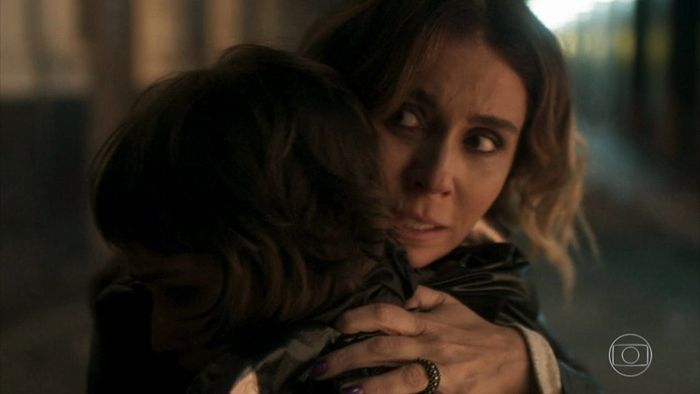 Luzia (Giovanna Antonelli) e Manu (Luisa Arraes) em cena de Segundo Sol (Foto: Reprodução/Globo)