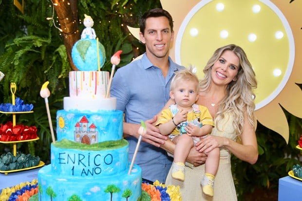 Karina Bacchi e Amaury Nunes com Enrico (Foto: Manuela Scarpa e Marcos Ribas/Brazil News)