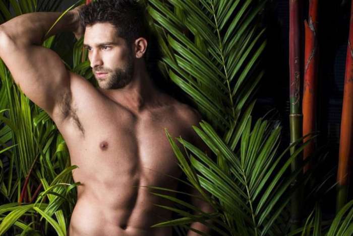 Jonathan Dobal é o modelo que aparece beijando Nego do Borel (Foto: Reprodução)