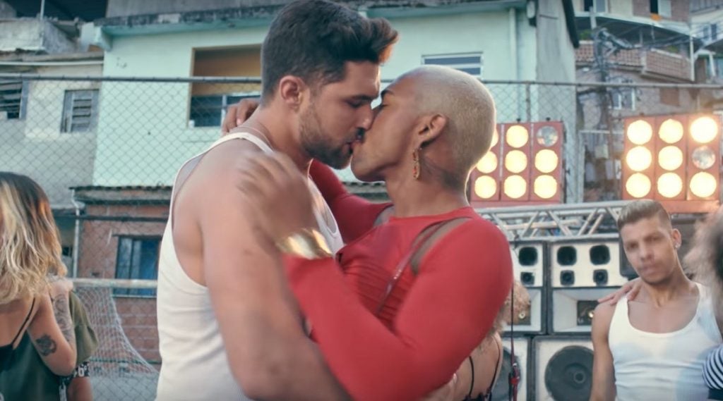 Nego do Borel beija modelo em clipe da música Me Solta (Foto: Reprodução)