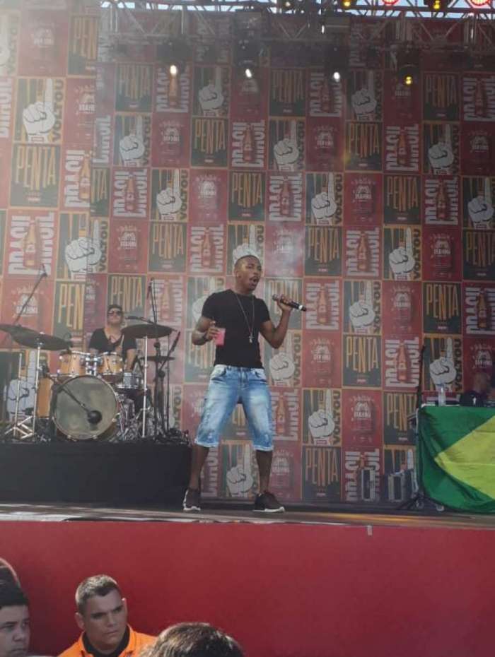 Nego do Borel compra caipirinha durante apresentação na Praça Mauá - Divulgação