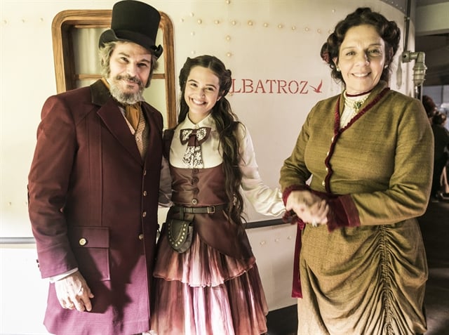 Dom Sabino (Edson Celulari), Marocas (Juliana Paiva) e Agustina (Rosi Campos) no Albatroz (Foto: Globo/João Miguel Júnior)