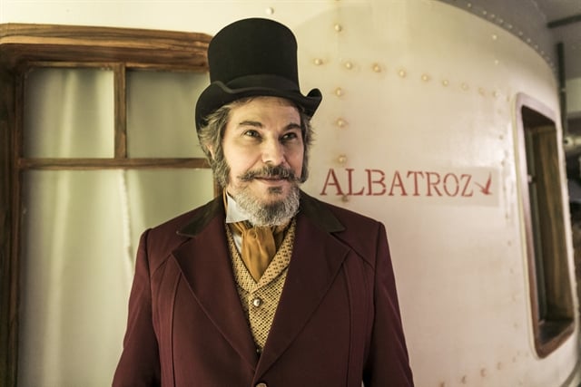 Dom Sabino (Edson Celulari) no Albatroz em O Tempo Não Para (Foto: Globo/João Miguel Júnior)