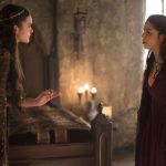 Bruna Marquezine e Bia Arantes em cena de Deus Salve o Rei. (Foto: Divulgação/TV Globo)