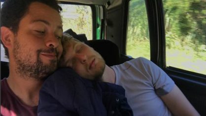 Sandro Fernandes e o namorado (Foto: Reprodução)