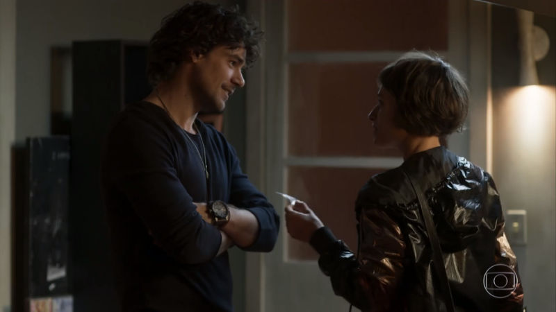 Narciso (Osmar Silveira) e Manu (Luisa Arraes) em cena de Segundo Sol (Foto: Reprodução/Globo)