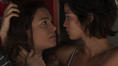 Selma (Carol Fazu) e Maura (Nanda Costa) em cena de Segundo Sol
(Foto: Reprodução/Globo)