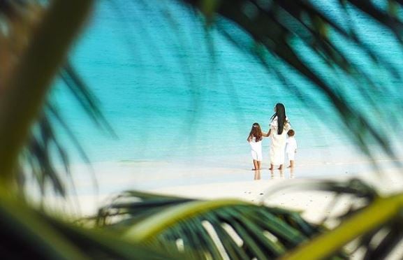 Simaria ao lado dos filhos durante viagem as Ilhas Maldivas (Foto: Reprodução/Instagram)