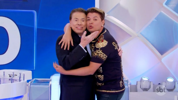 Silvio Santos abraçando David Brasil no Programa Silvio Santos (Foto: Reprodução/SBT)