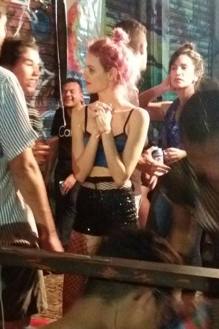 Laura Neiva com amigos no Rio de Janeiro (Foto: Jornal Extra)