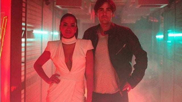 Anitta e o diretor do The Voice México (Foto: Reprodução)