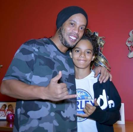 xfilho-ronaldinho5.JPG.pagespeed.ic.MqtxI4IXrP