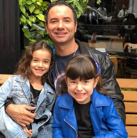 Marco Luque e as duas filhas (Foto: Reprodução/Instagram) 