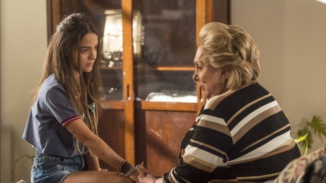 Janete oferece dinheiro para Amanda em Malhação (Foto: João Cotta/ Divulgação/ Globo)
