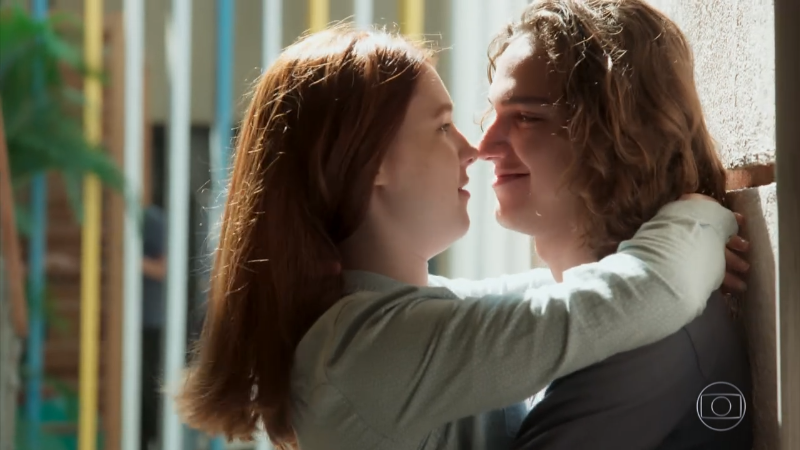 Flora (Jeniffer Oliveira) e Tito (Tom Karabachian) em Malhação (Foto: Reprodução/Globo)