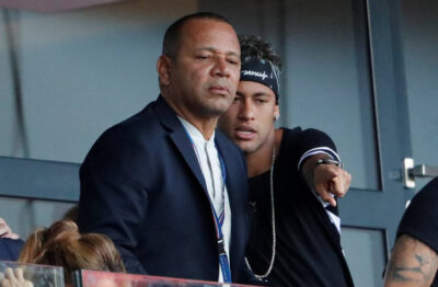 Neymar e seu pai em jogo do PSG (Foto> REUTERS/John Schults)