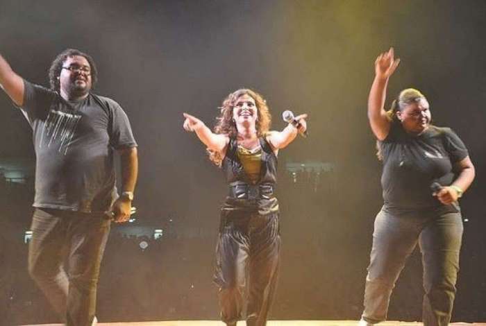 Aline Barros em apresentação com Rejane Silva Magalhães (Foto: Reprodução)