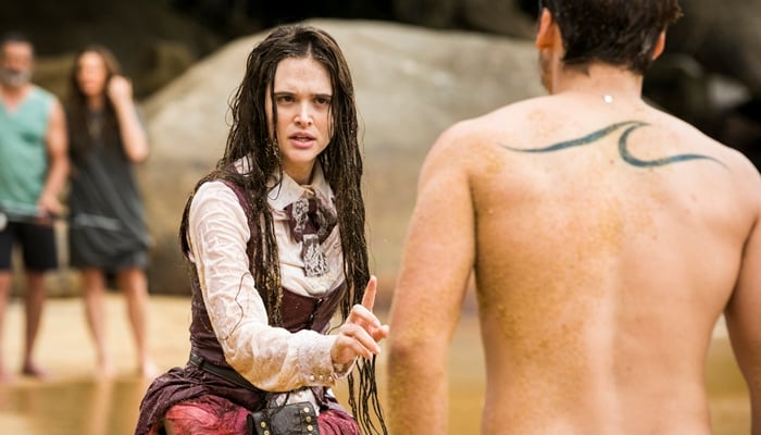 Juliana Paiva (Marocas) e Nicolas Prattes (Samuca) em cena de O Tempo Não Para (Foto: Globo/João Miguel Júnior)