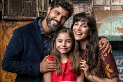 Vinicius (Bruno Cabrerizo), Catarina (Melissa Nóbrega) e Vitória (Tainá Müller) em O Natal Perfeito
(Foto: Globo/Sergio Zalis)