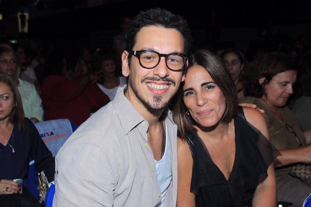 João Vicente Castro se diverte com a ex-sogra Gloria Pires em show (Foto: Reprodução)