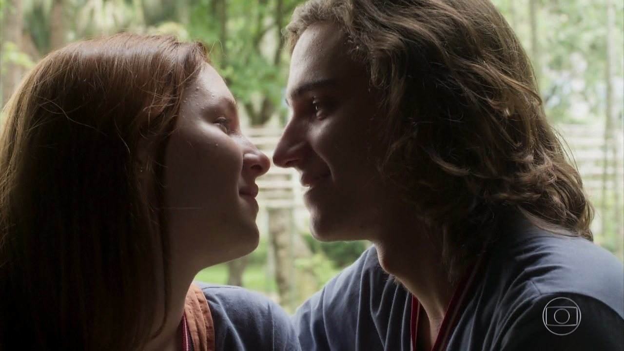 Flora (Jeniffer Oliveira) e Tito (Tom Karabachian) em cena de Malhação: Vidas Brasileiras (Foto: Reprodução/Globo)